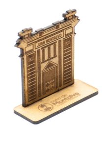 Mausoleo-de-madera-tallada-con-el-diseño-del-mausoleo-de-Juan-Montalvo